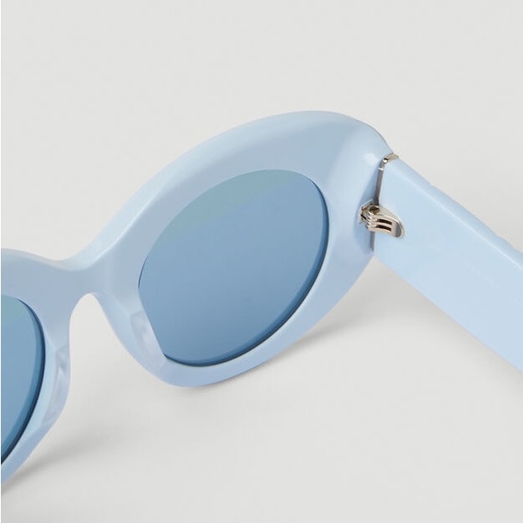 Burberry Sunglasses, New 240 - Picture 8 of 8